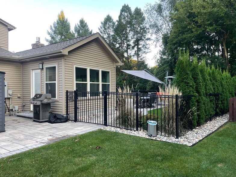 Gated backyard with security cameras - 39953 Sandpoint Way
