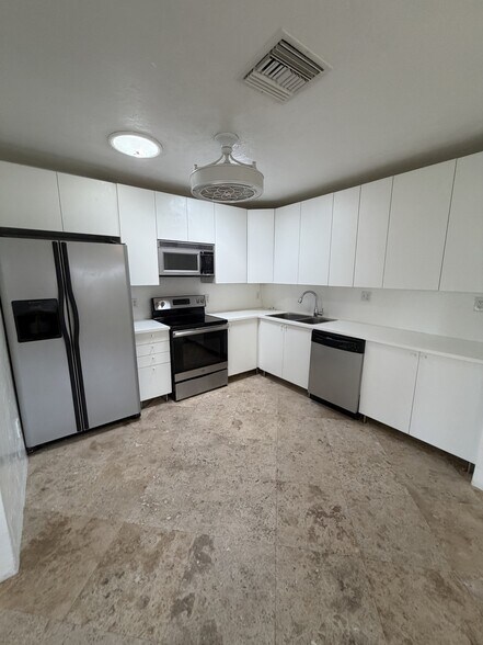 Building Photo - 3 Bed/3 Bath