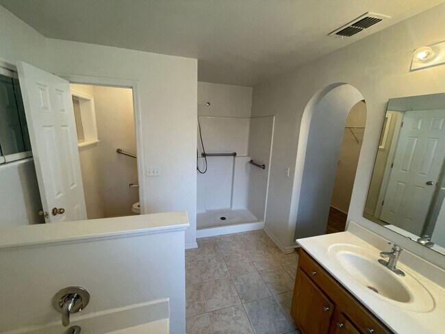 Building Photo - Spacious 4 Bedroom, 2 bath home