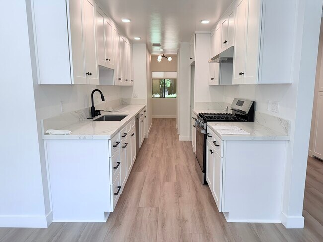 Kitchen view to nook - 14572 Dickens St