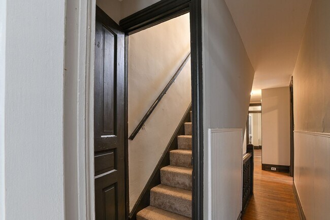 Building Photo - Large 5 Bedroom on Peffer