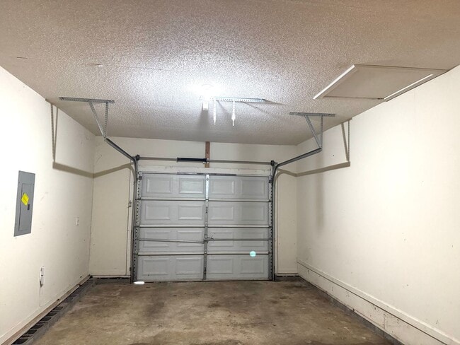 Building Photo - 3 bedroom in Oak Grove