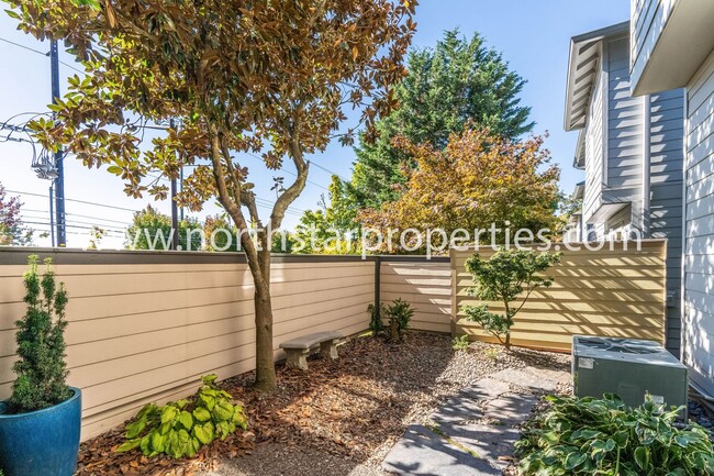 Building Photo - Beautiful Lake Oswego Townhome