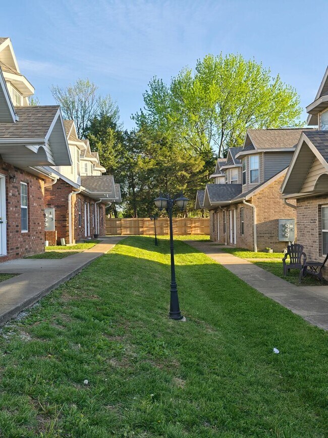 Building Photo - Capri Townhomes
