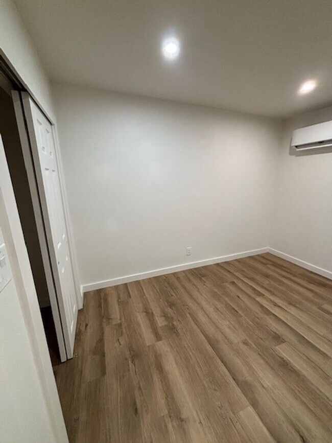 Building Photo - 271 E 8th St