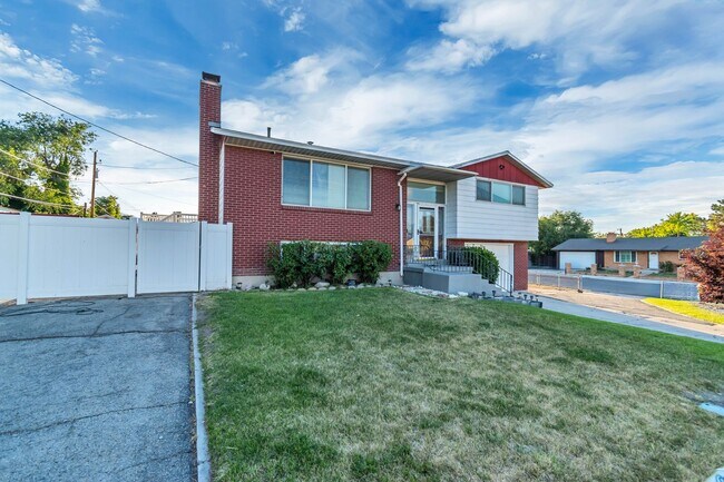 Building Photo - Spacious 4-Bed Unfurnished Home