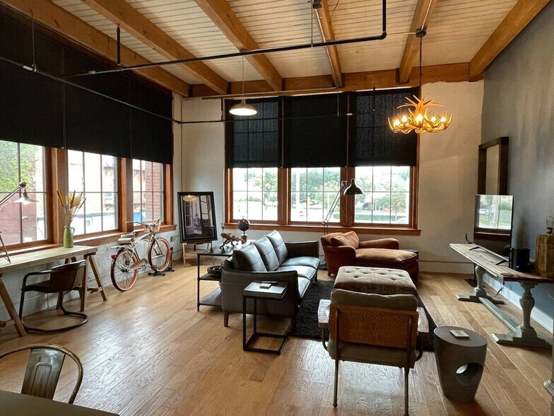 Building Photo - 749 Monroe Ave