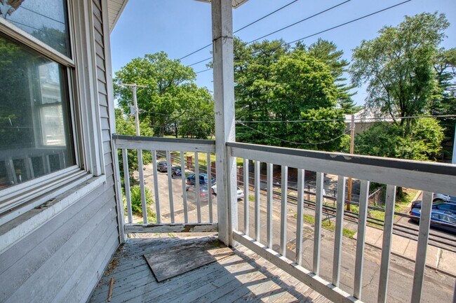 Building Photo - OVERSIZED 3 bedroom 1 bathroom Apartment