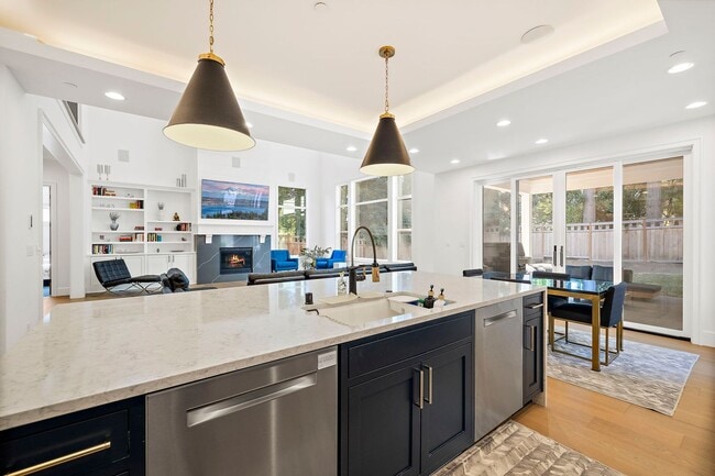 Building Photo - 4bd/4.75ba Bellevue House