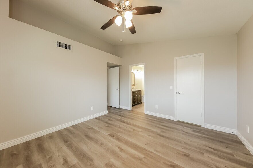 Building Photo - 8741 W Greenbrian Dr
