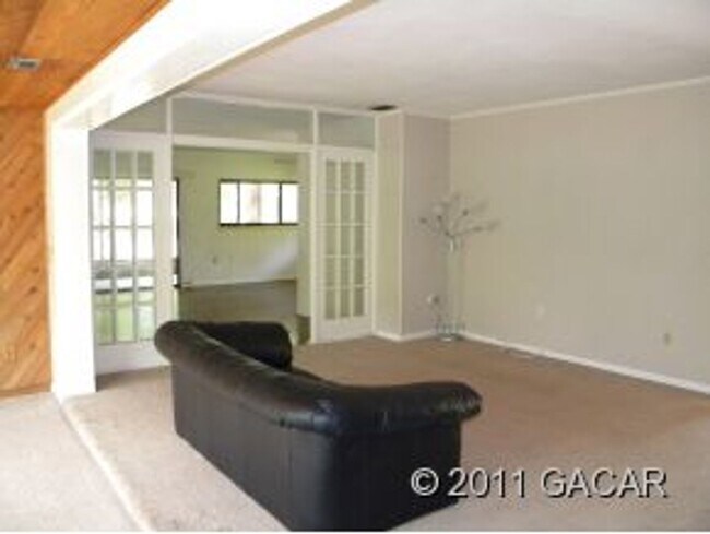 Building Photo - Black Acres-Three Bedroom, Two Bath 2068sf 1/2 mile to Law School or the Swamp