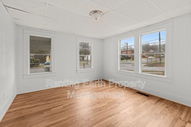 Building Photo - 617 7th St W