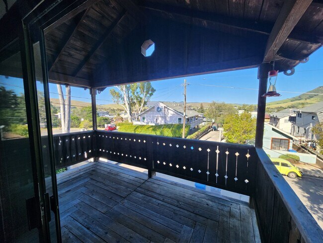 Building Photo - 2048 Swazey St