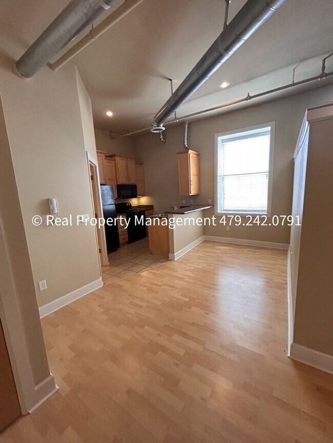 Building Photo - $850 MOVE-IN SPECIAL (does not include app...