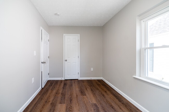 Building Photo - 870 S Waverly St