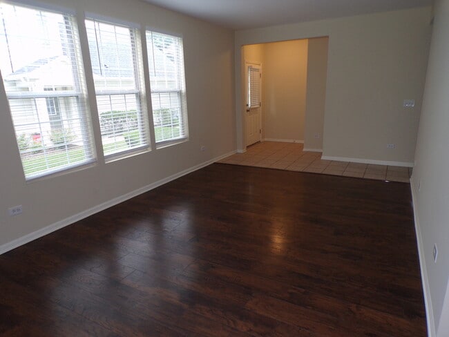 Building Photo - 120 W Buckingham Dr
