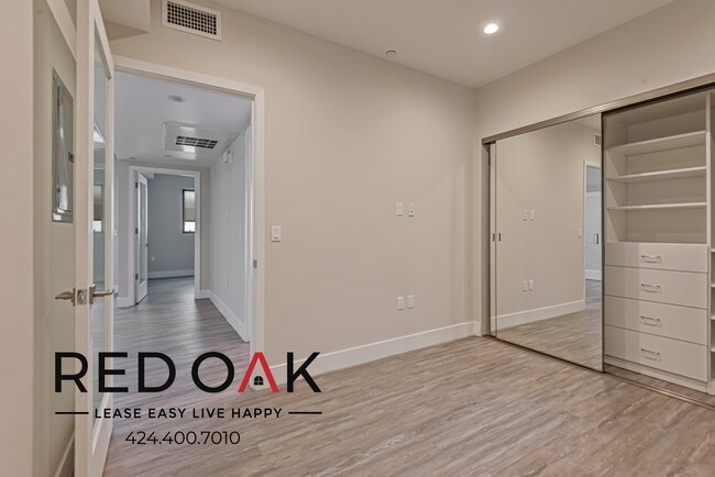 Building Photo - Gorgeous Two Bedroom with Central Heat and...