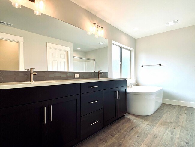 Building Photo - 3BR SE Bend home in great neighborhood wit...