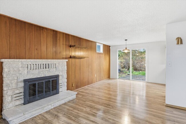 Building Photo - 2500 Alma Dr