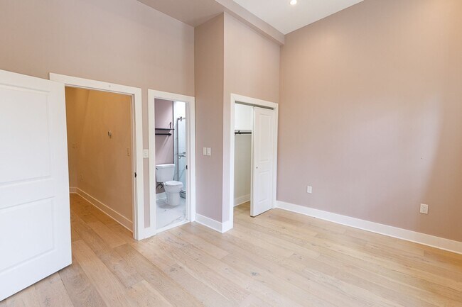 Building Photo - Beautifully Updated 4 Bed/3.5 Bath Row-Hom...