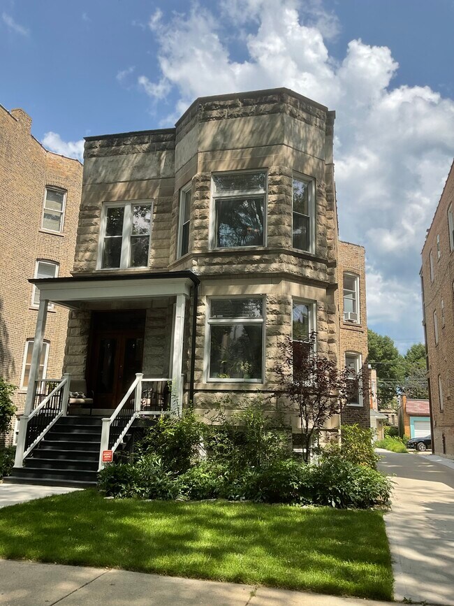 Building Photo - 1320 W Carmen Ave