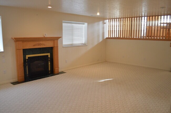 Building Photo - Huge Orem Home in Great Location