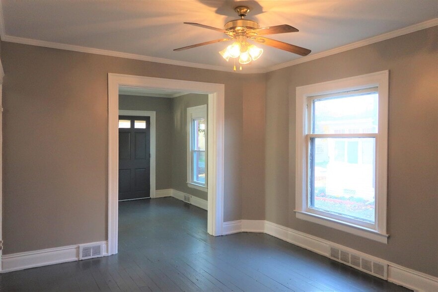 Building Photo - 238 Miller St