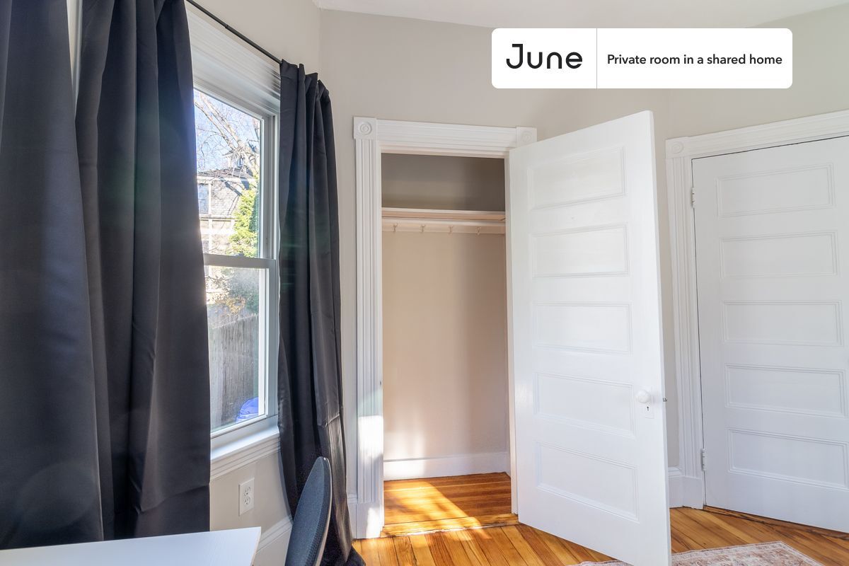 Building Photo - Private bedroom in 5 bed/2 bath Home
