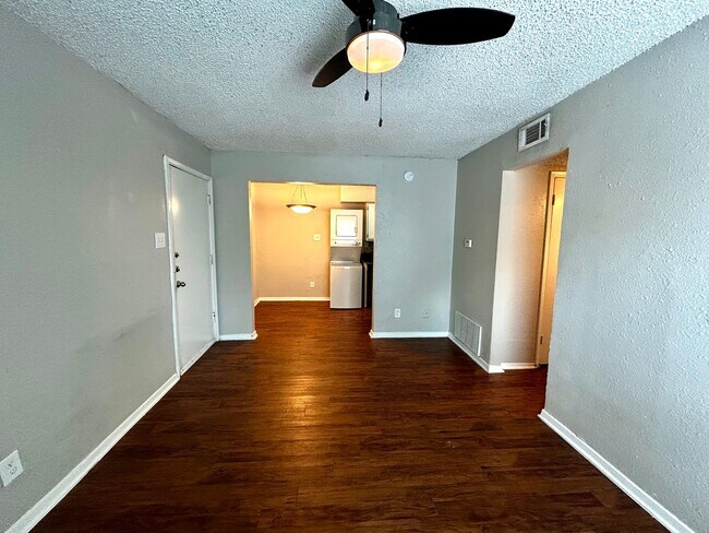 Building Photo - 2401 Manor Rd