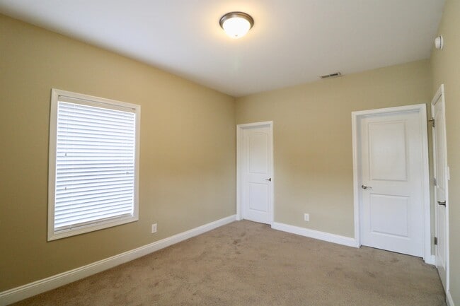 Building Photo - 302 Capstone Dr