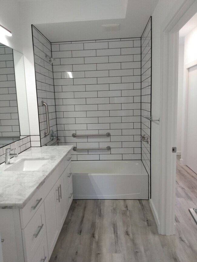 Building Photo - 2 Bedroom 1 Bath - Air conditioner - Washe...