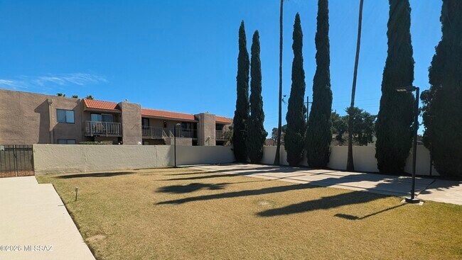 Building Photo - 6539 E Golf Links Rd