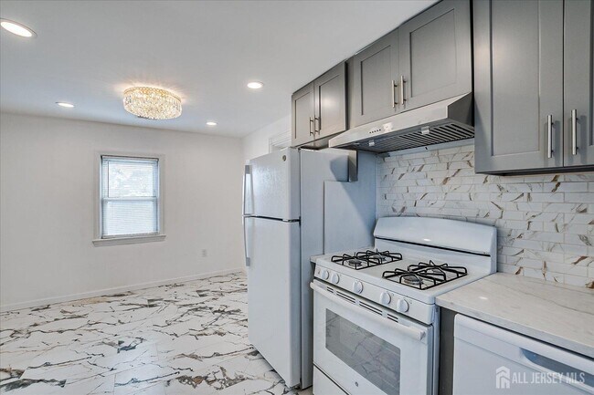 Building Photo - 385 Pierson Ave