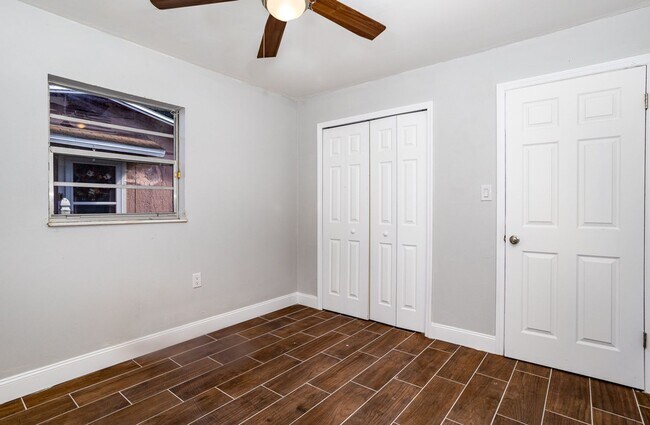 Building Photo - Very Cute Two Bedroom Single Family Home - Now Available