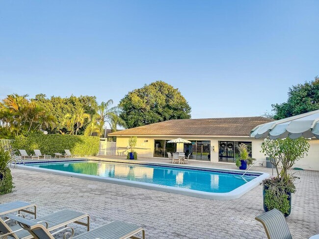 Building Photo - 2700 S Oakland Forest Dr