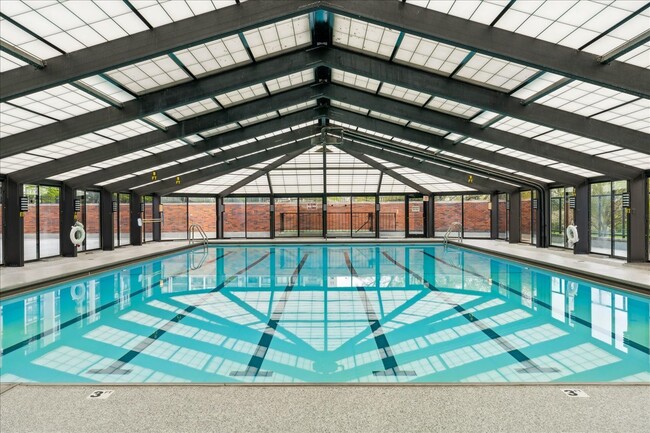 Building Photo - 5415 N Sheridan Rd