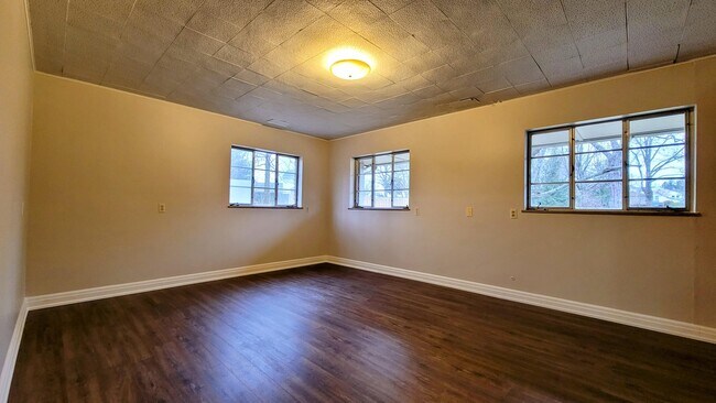 Building Photo - 495 Compton Rd