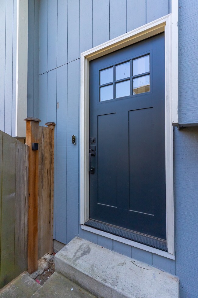 Building Photo - 906 N 101st St