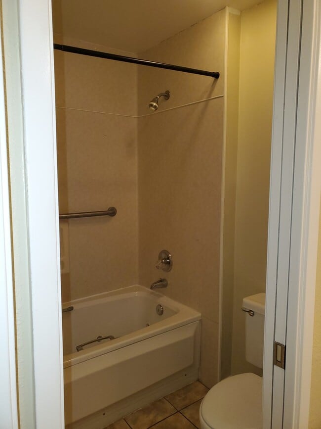 Building Photo - Modesto 3 bedroom 2.5  bathroom off McHenry