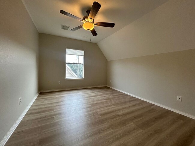 Building Photo - Beautiful 2 bedroom 1.5 bath townhome