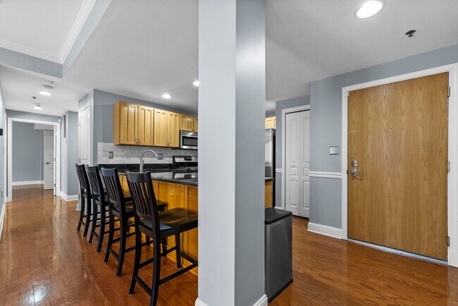 Building Photo - 727 Monroe St