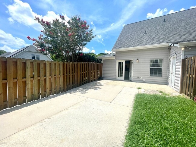 Building Photo - 3 Bedroom, 2 Bath Townhome in Park West of...