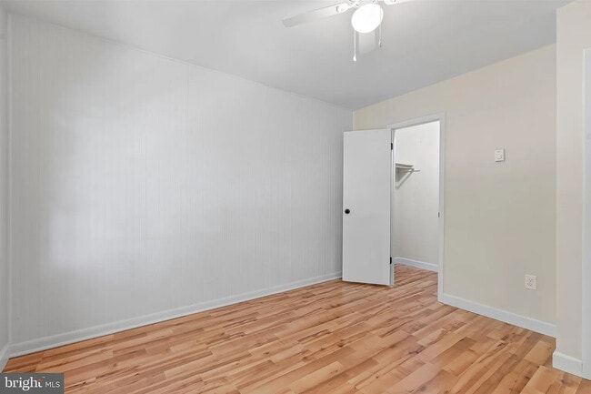 Building Photo - 121 Carnival Dr