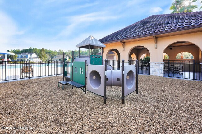 Building Photo - 331 Los Alamos St