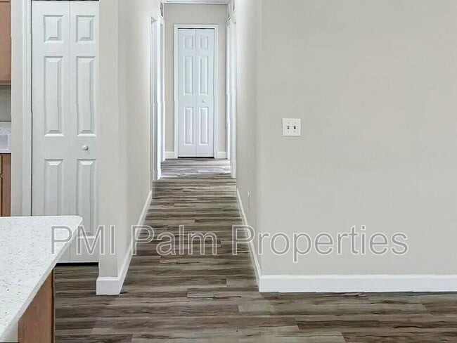 Building Photo - 117 SW Glenwood Dr