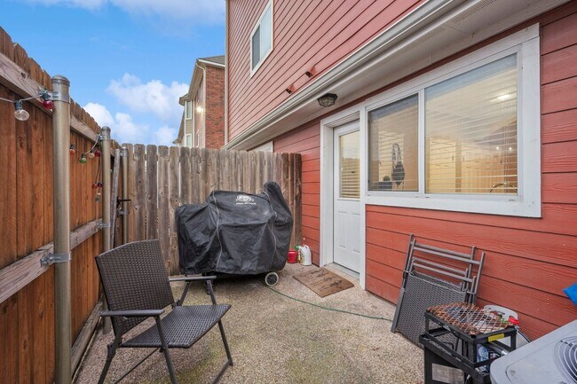Building Photo - Available for SHORT TERM or 1 yr