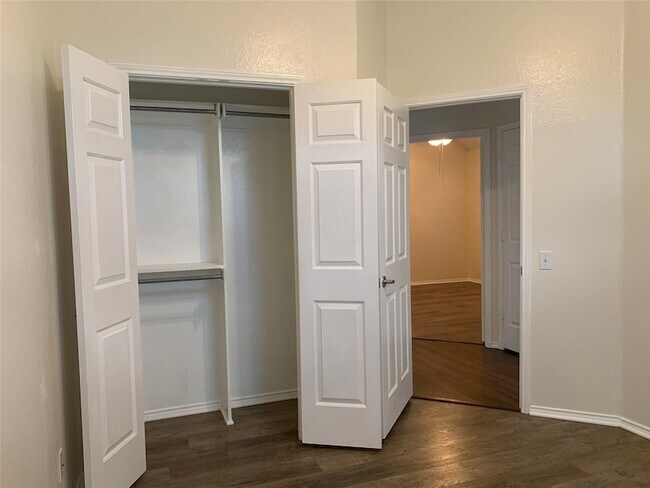 Building Photo - 4725 Park Bend Dr