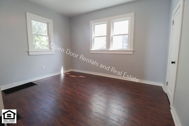 Building Photo - 927 Nuttman Ave