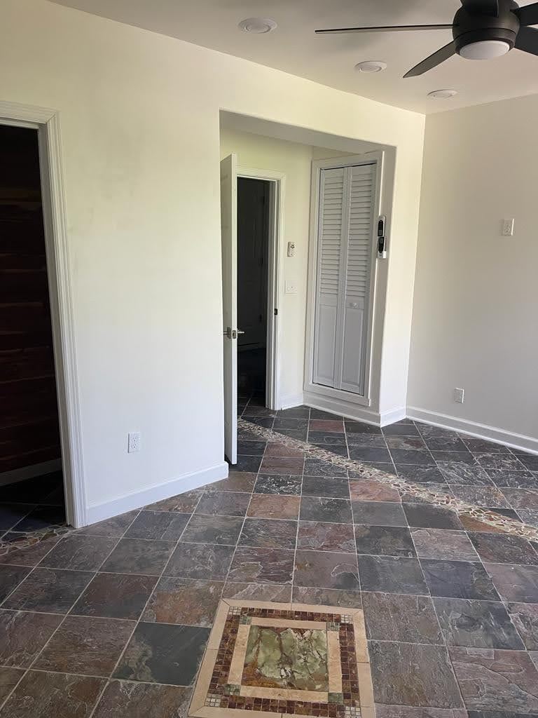 Building Photo - 915 Woodlawn Dr NE