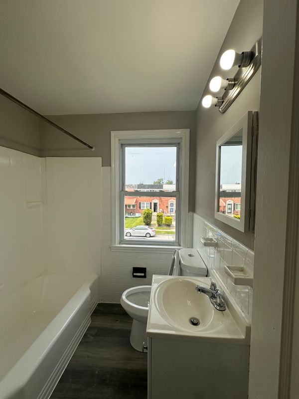 Building Photo - 3725-FLOOR-3725-FLOO2 Bonview Ave
